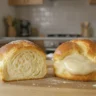 Brioche ratée plate à côté d’une brioche réussie bien levée, comparaison visuelle en cuisine