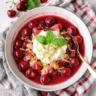 Bol gourmand de cerises amarena fraîches avec crème onctueuse, morceaux croquants et touche de menthe