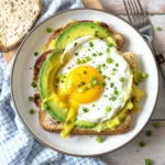 Toast avocat et œuf au plat garni de ciboulette fraîche, recette healthy et facile à préparer