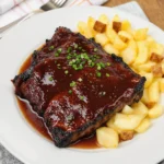 Basse côte de bœuf fondante en sauce, servie avec pommes de terre sautées et ciboulette, recette familiale économique
