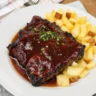 Basse côte de bœuf fondante en sauce, servie avec pommes de terre sautées et ciboulette, recette familiale économique